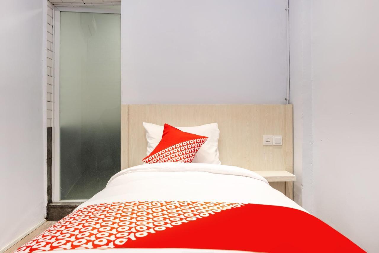 Super Oyo 3150 Theodore Homestay Medan Exterior foto