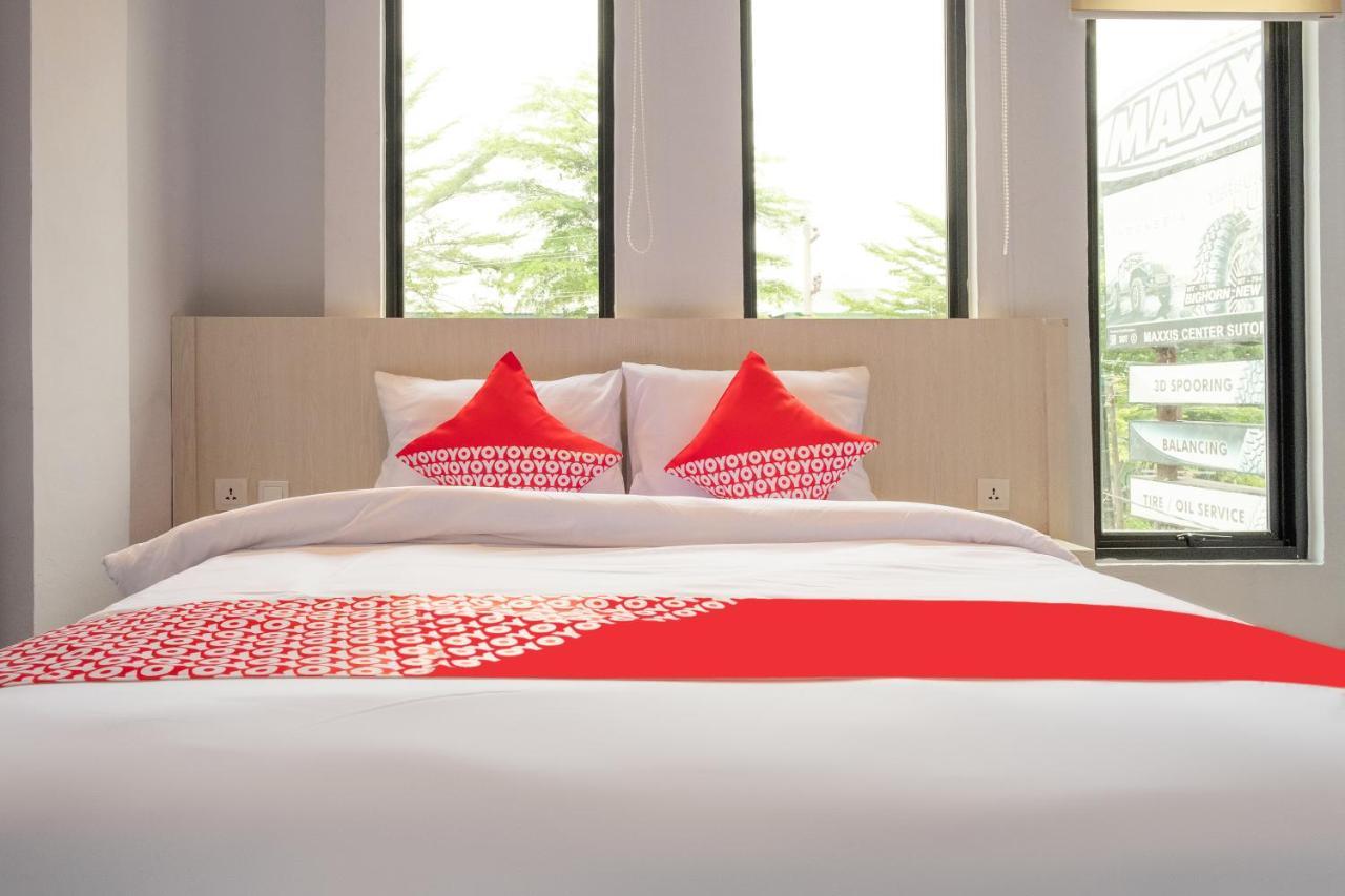 Super Oyo 3150 Theodore Homestay Medan Exterior foto