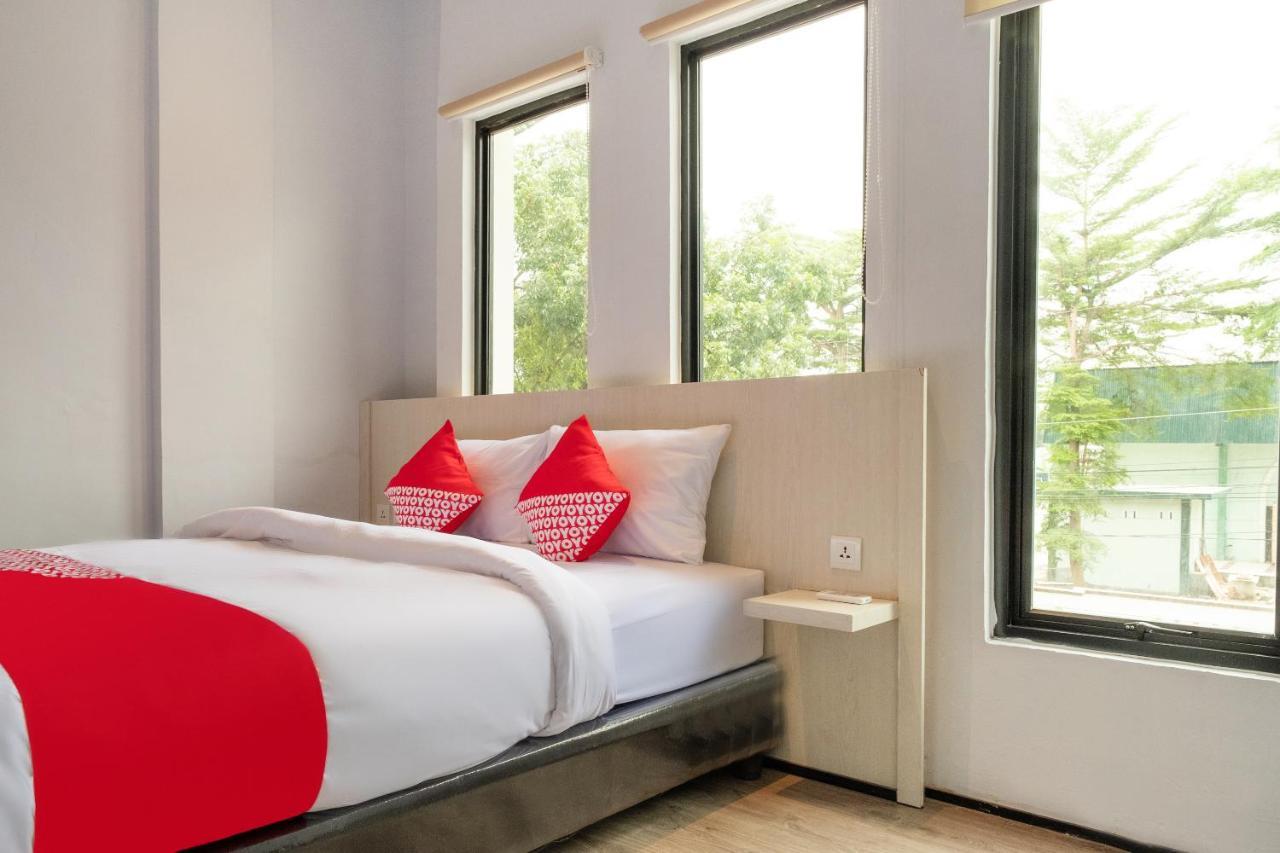 Super Oyo 3150 Theodore Homestay Medan Exterior foto