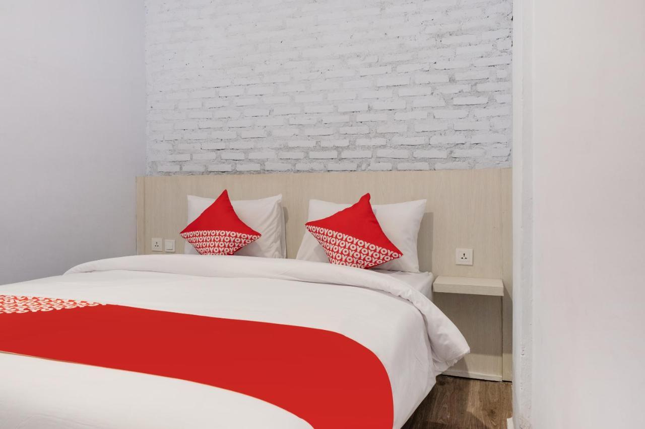Super Oyo 3150 Theodore Homestay Medan Exterior foto