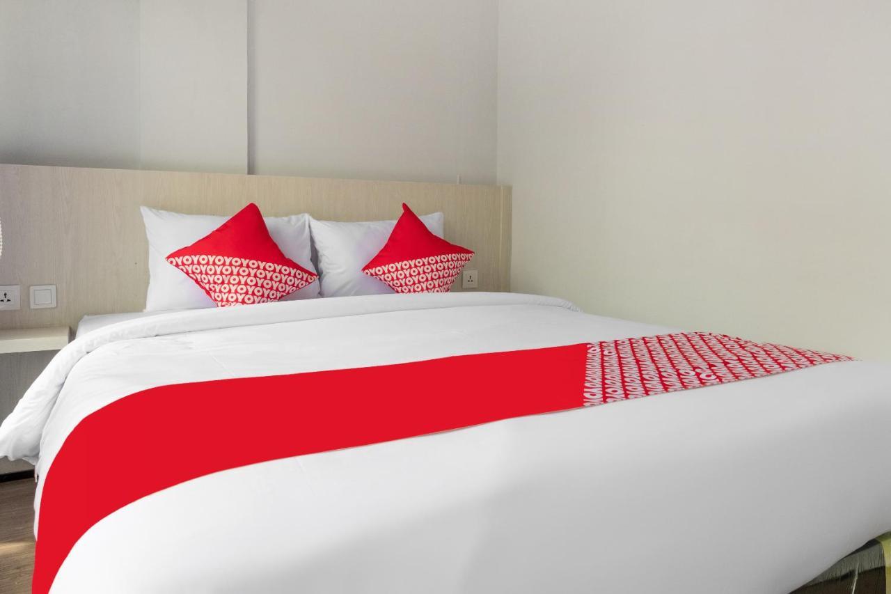 Super Oyo 3150 Theodore Homestay Medan Exterior foto